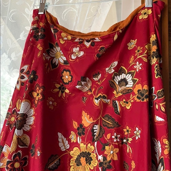 Dark red floral skirt - Picture 2 of 7